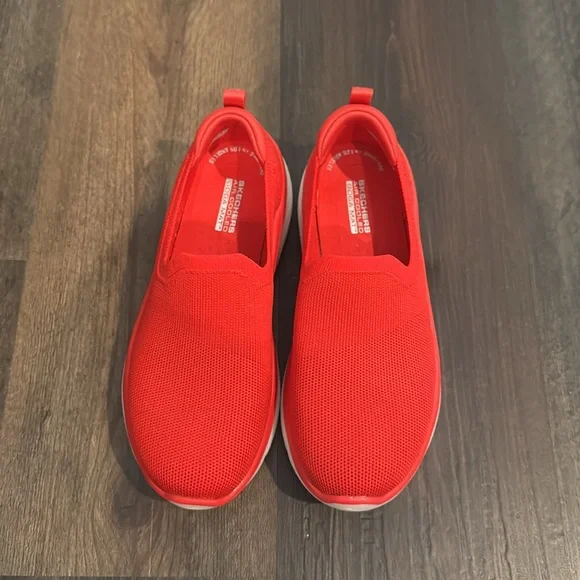 Skechers Womens Vibrant Red Slip-On Sneakers size 7 New - Picture 2 of 4